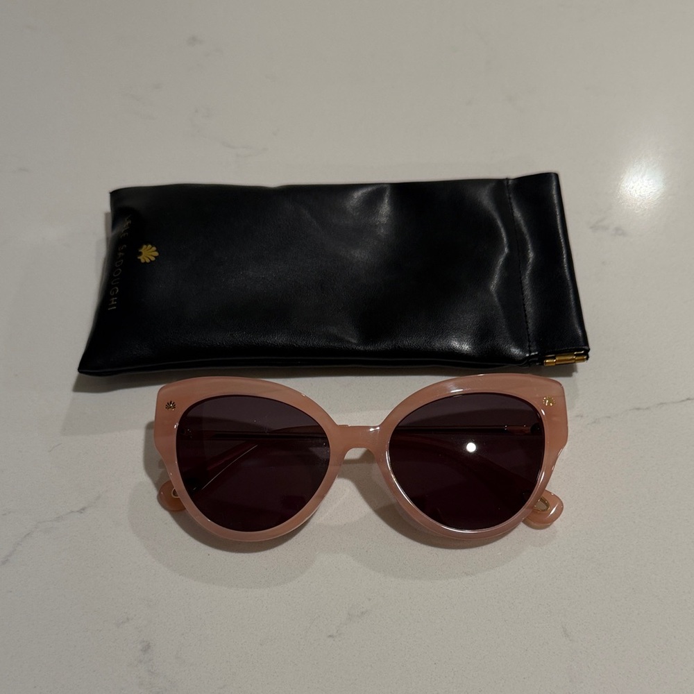 Lele Sadoughi - Riviera Cat-Eye | Stylish Pink Sunglasses with Black Case